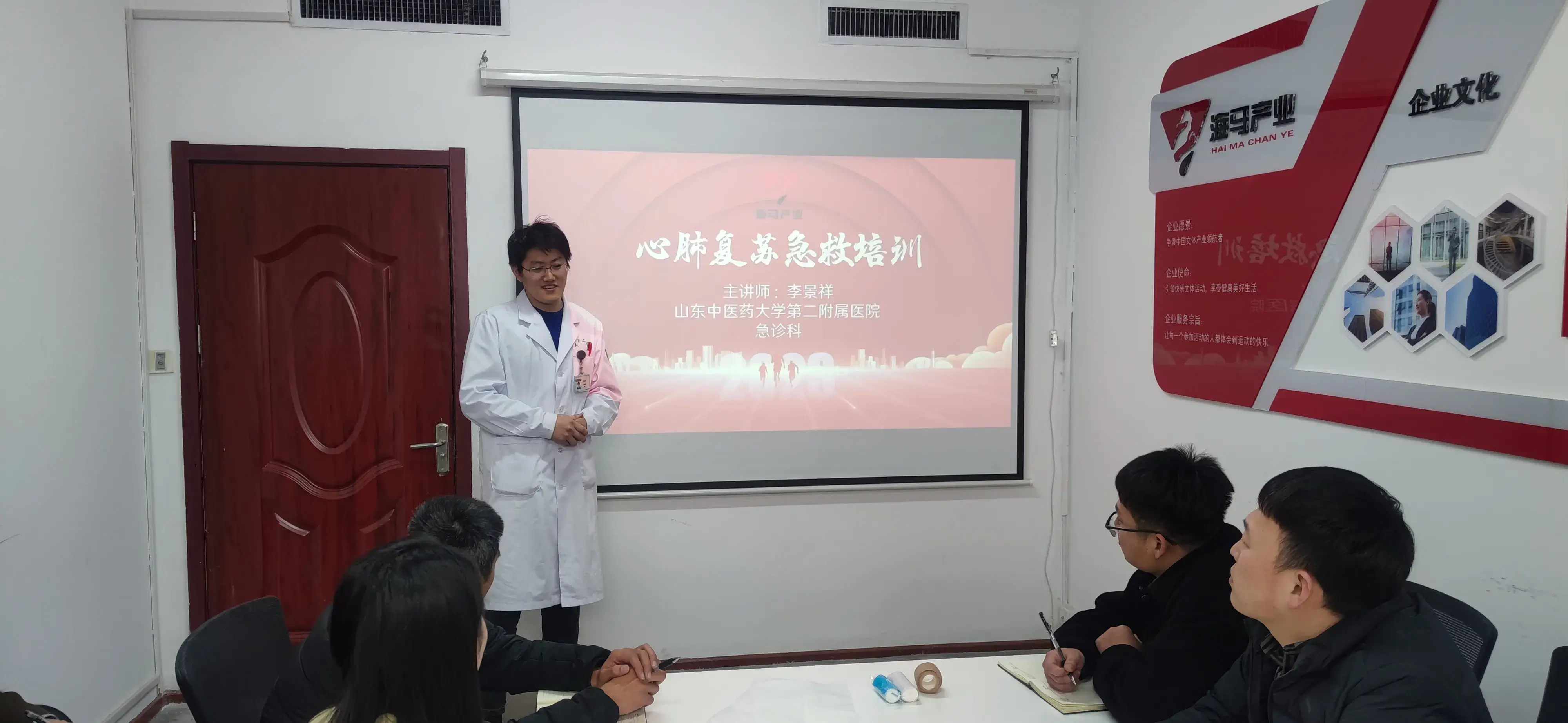 球盟会组织进行心肺复苏急救培训